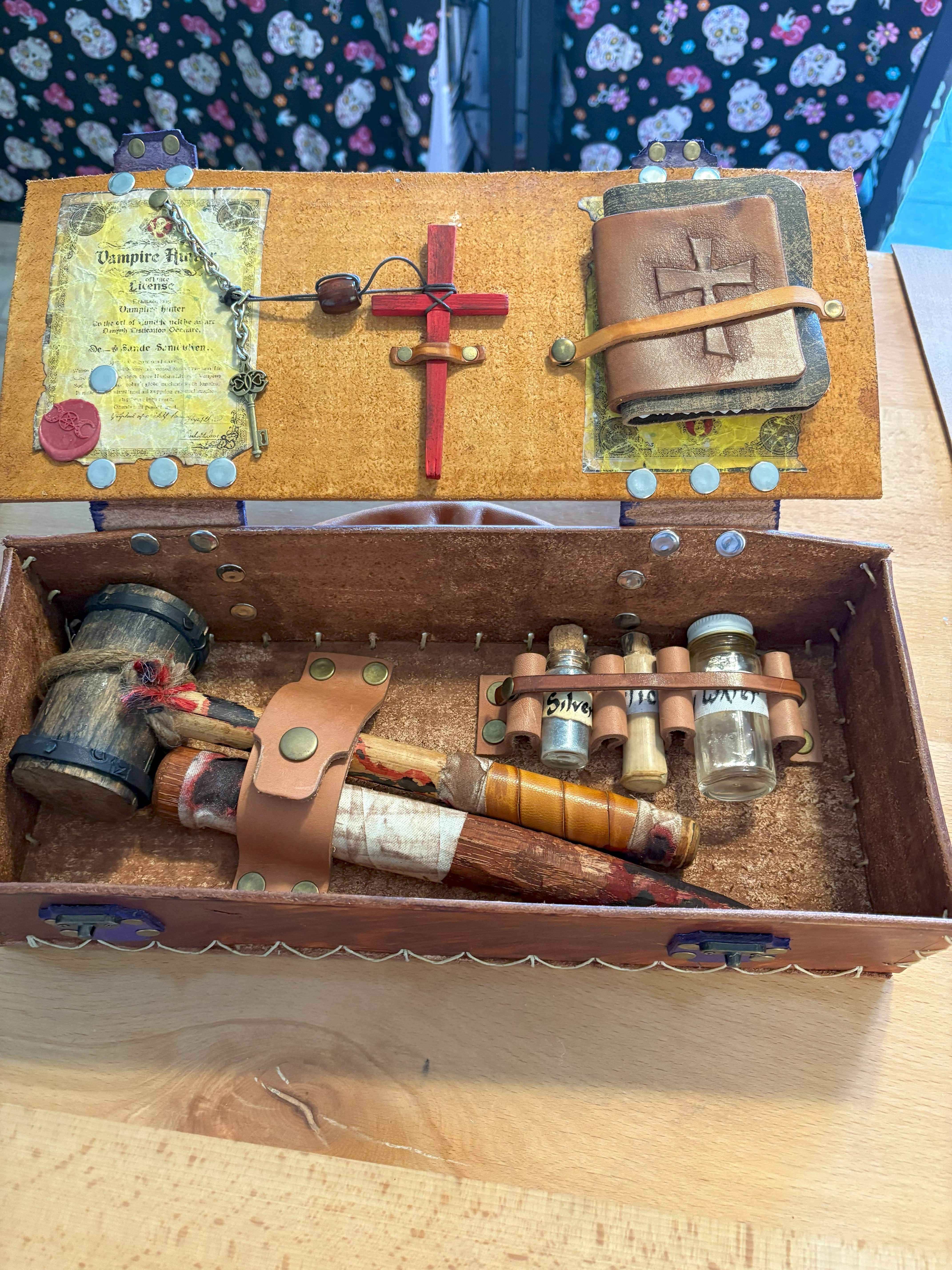 Field kit pouch set in rugged leather — made for Eastern U.S. woodsmen.